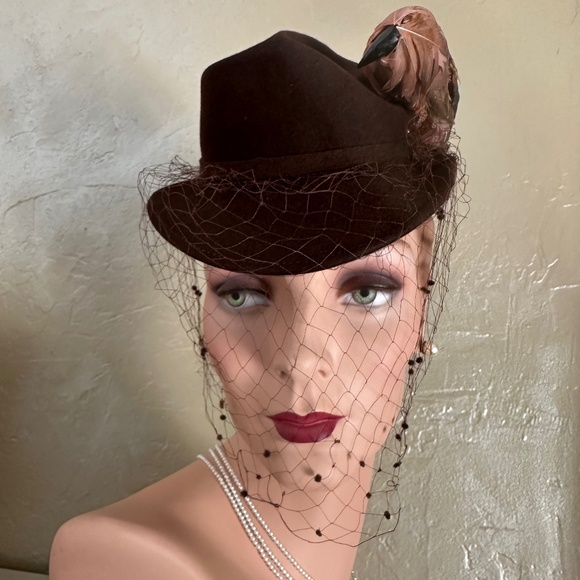 STUNNING 1940\'s BROWN FELT TILT FEDORA WITH PINK FEATHER \